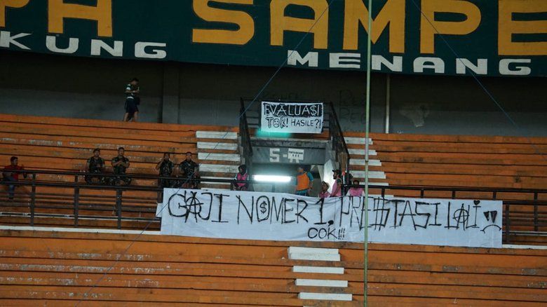 Bonek Kosongkan Tribun <em>Green North </em>Sejak Menit 10