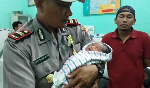 Mahasiswi Temukan Bayi di Depan Rumah Bidan di Blitar