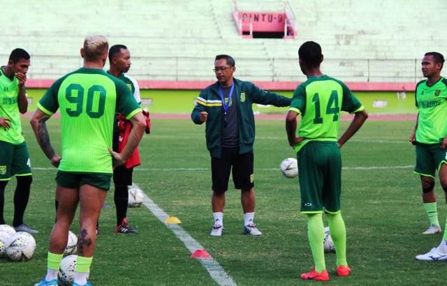 Tanpa Penonton, Tugas Aji Santoso di Persebaya Semakin Berat