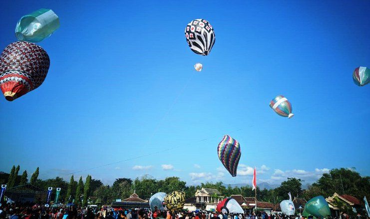 Balon Udara Liar Raksasa Timpa Rumah Warga Sleman