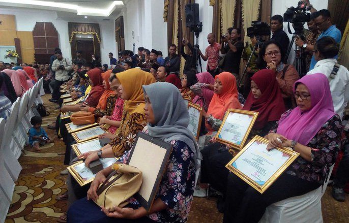 Khofifah Serahkan Santunan ke Keluarga Petugas Pemilu yang Meninggal 