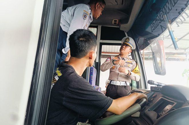 Pastikan Layak Jalan, Dishub dan Lantas Polres Probolinggo Ramp Check Kendaraan Pariwisata