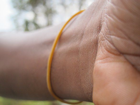 Bahaya Menggunakan Kucir Rambut untuk Gelang Tangan