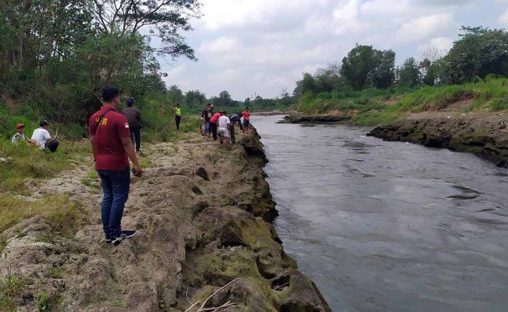 Seorang Kakek di Blitar Terjatuh ke Sungai Brantas
