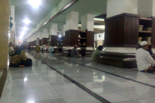 Malam <em>Selikuran</em> di Masjid Sunan Ampel Surabaya