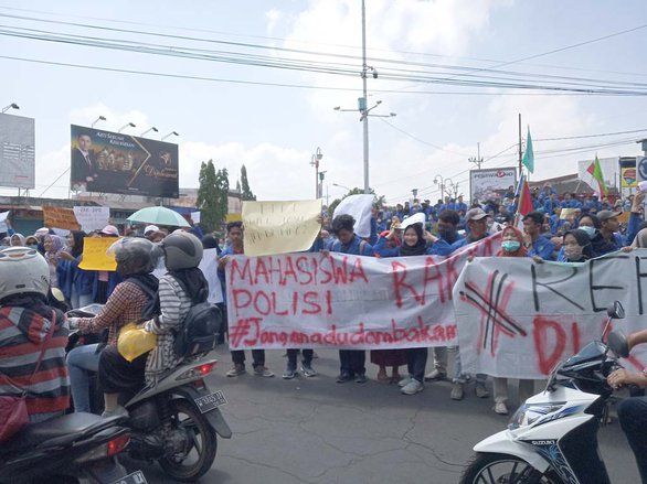 Ratusan Massa Dimotori BEM UMJ Tagih Janji DPRD Jember