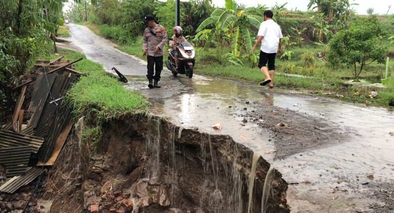 Hujan Deras, Jalan Penghubung Dua Dusun di Mojokerto Amblas