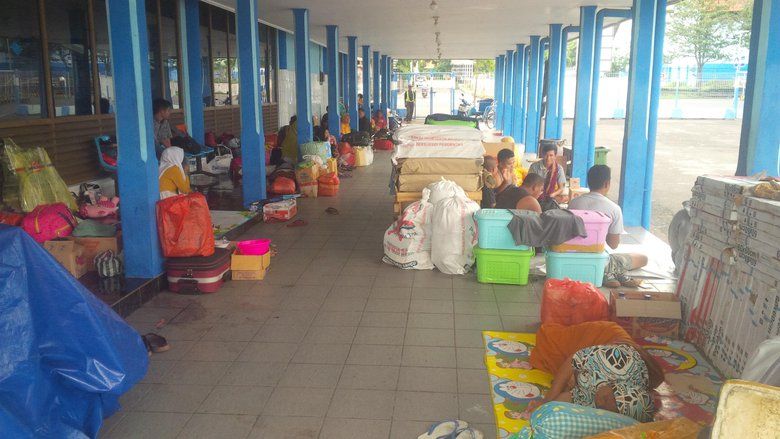 Puluhan Warga Sapeken Telantar di Pelabuhan Tanjung Wangi