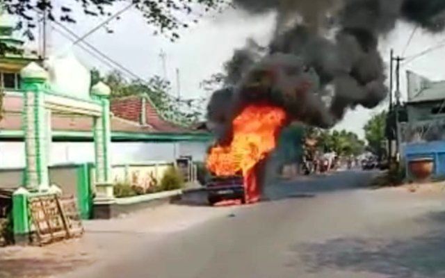 Minibus Pengangkut BBM di Probolinggo Terbakar