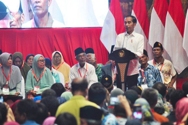 Di Gresik Jokowi Minta Sertifikat Tanah Tak Gampang &quot;Disekolahkan&quot;
