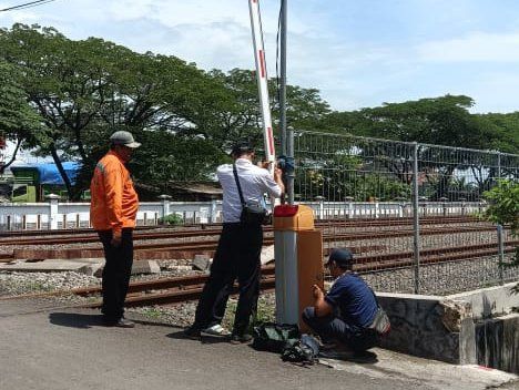 Terkena Air Hujan, Empat Palang Pintu Otomatis Kereta Api di Lamongan Rusak 