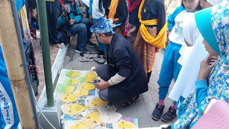 Kaum Milenial Dikenalkan Pembuatan Topeng Malangan