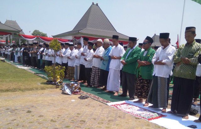 Santri dan Forkopimda Salat Istisqa dalam Peringatan Hari Santri di Madiun