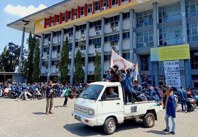 Unitomo, Untag, dan AWS Gelar Aksi Mahasiswa