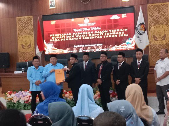 KPU Jombang Tetapkan Warsubi-Salman Bupati dan Wabup Terpilih, Janjikan Seragam Sekolah Gratis