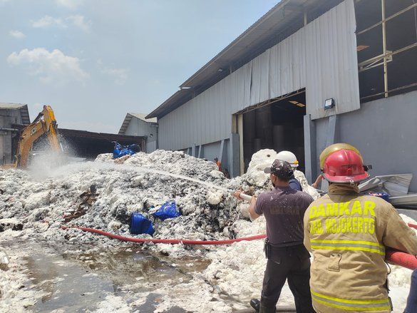 Gudang Pabrik Tisu di Mojokerto Terbakar, 8 Unit Damkar Dikerahkan