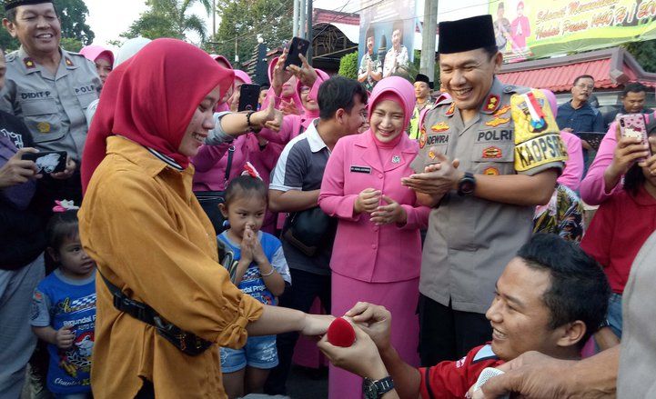 Pemuda Ini Melamar Kekasihnya&nbsp;di Depan Mapolres Blitar&nbsp;