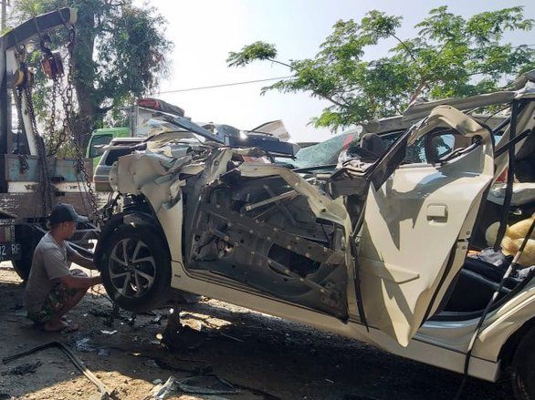 Selidiki Kronologi Kecelakaan Toyota Agya, Polres Probolinggo Datangkan Kendaraan TAA