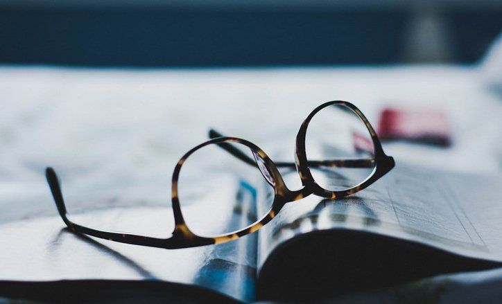 Di Jepang, Karyawan Perempuan Dilarang Pakai Kacamata