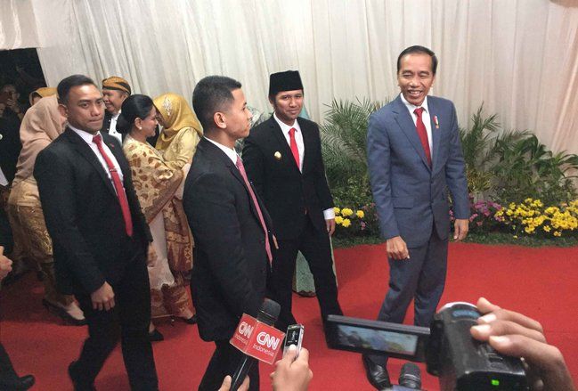 Jokowi Doakan Pasangan Fadil-Patimasang Cepat Dapat Momongan