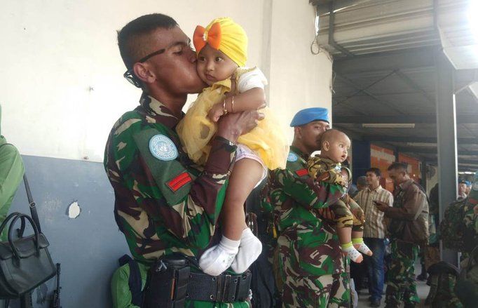 Berangkat ke Kongo, Keluarga Yonif Para Raider 503 Mojokerto Melepas dengan Haru 