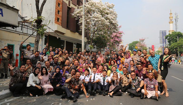 Risma Abadikan Bunga Tabebuya di Hari Ulang Tahunnya