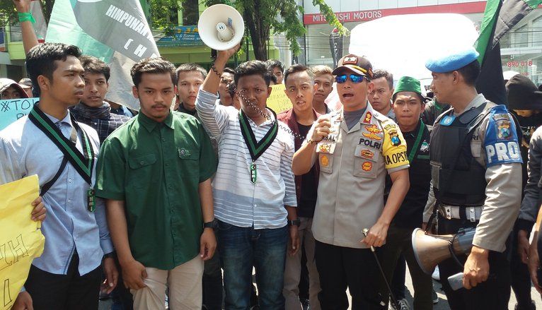 Pukul Peserta Aksi RKUHP di Lumajang, Personel&nbsp;Polisi Diperintahkan Minta Maaf