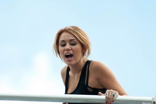 Tampil di Woodstock, Miley Cyrus Bikin Status di Instagram