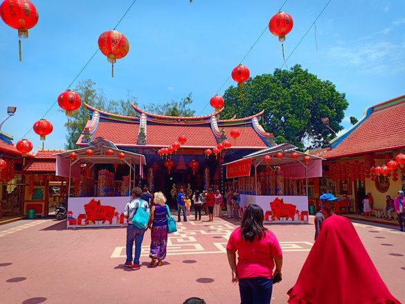 Peringatan Imlek, Klenteng Sumber Naga Probolinggo Dibanjiri Wisatawan