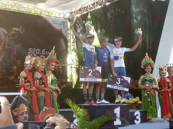 Menang Etape Dua Tour de Ijen, Aiman Persembahkan untuk Sahabat Pebalapnya
