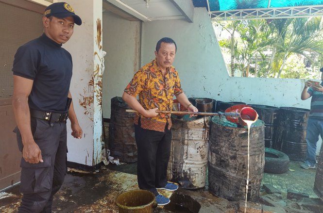 Risma Imbau DLH dan Linmas Belajar Suling Minyak di Kutisari