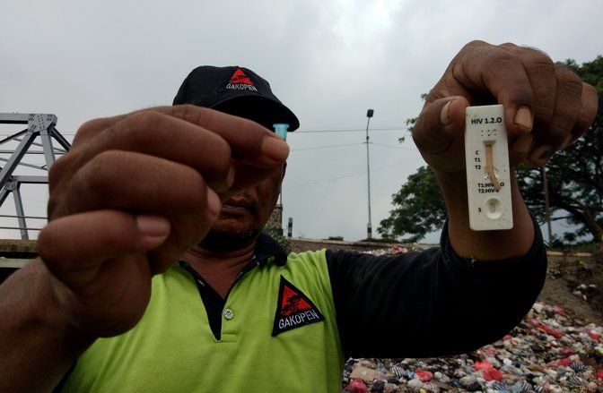 Mahasiswa Australia Temukan Limbah Medis Bekas Tes HIV di Mojokerto