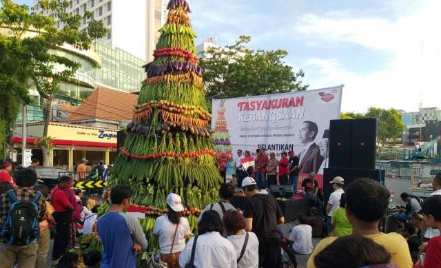 Relawan Joko Widodo-Ma'ruf di Surabaya Tumpengan