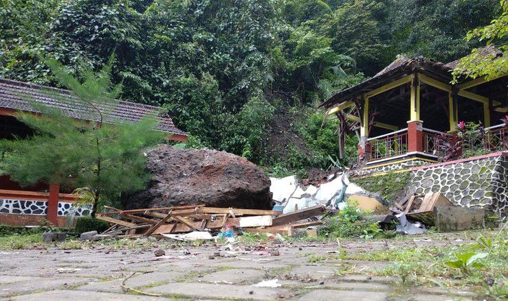 Longsor Terjang kawasan Wisata Air Terjun Madakaripura