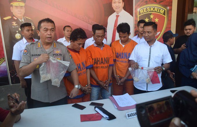 Tiga Pembakar Mapolsek Tambelangan Menyerahkan Diri