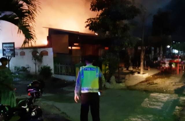 Korsleting Listrik Sebabkan Rumah dan Warung Sate Terbakar