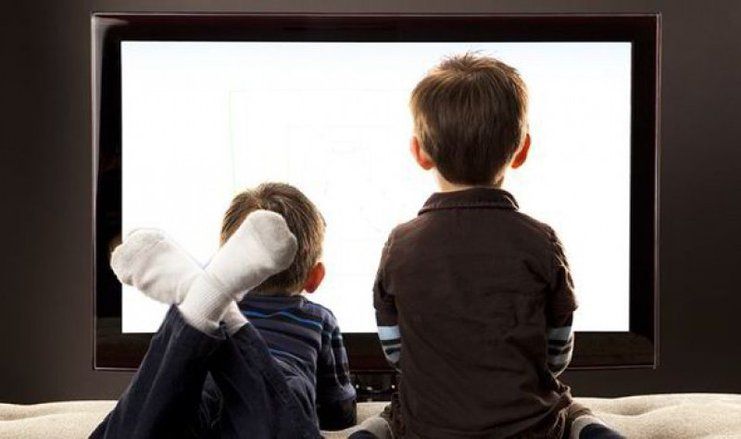 Mitos Fakta Nonton TV dari Dekat untuk Kesehatan Mata Anak