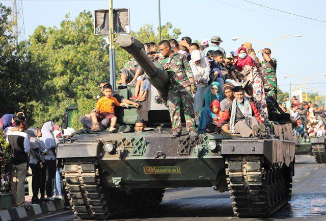 Kendaraan Perang TNI Jadi Rebutan Warga Situbondo