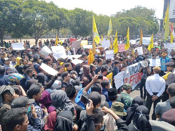 Massa Aksi Demo PMII Jember Kecewa Tidak Ditemui Bupati