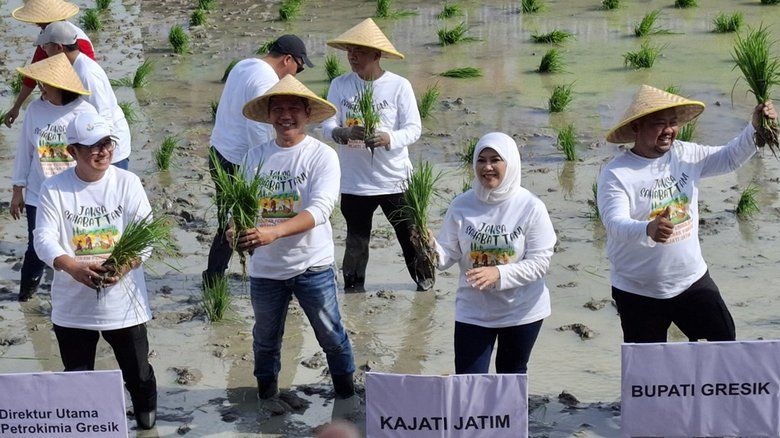 Jaksa Sahabat Tani, Kajati Jatim dan Bupati Gresik Tanam Padi Dukung Ketahanan Pangan&nbsp;