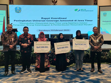 Penyerahan Simbolis BPJS Ketenagakerjaan kepada Ahli Waris Penerima Manfaat Program Jaminan Kematian