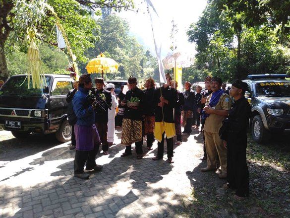 Warga Suku Tengger Lakukan Mendak Tirta Sebelum Yadnya Kasada
