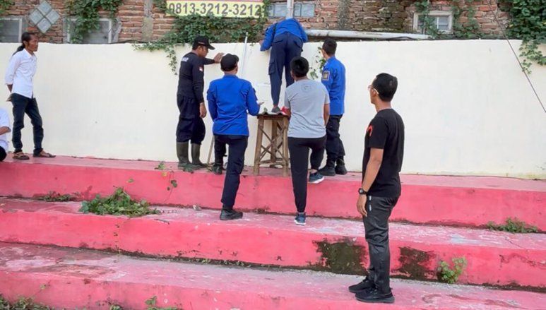 Damkar Kota Mojokerto Evakuasi HP Jatuh dan Terhimpit Tembok GOR Ahmad Yani