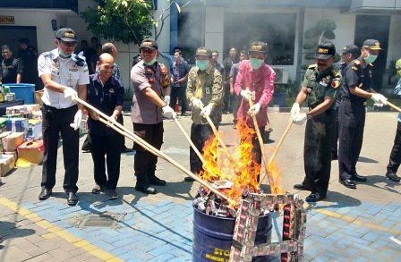 Bea Cukai Gresik Musnahkan Ribuan Produk Ilegal dan Obat Kadaluarsa
