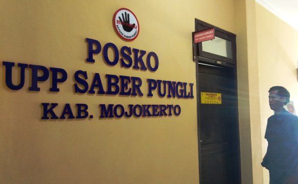 Tim Saber Pungli Polres Mojokerto OTT PNS dan Honorer