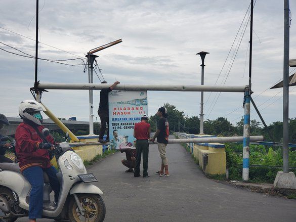 Pilar Retak Terdesak Sampah, Jembatan Penghubung Mojokerto-Jombang Ditutup Sementara