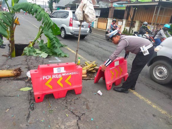 Jalan Penghubung Mojokerto-Pasuruan Ambles dan Berlubang, Lalu Lintas Sempat Macet