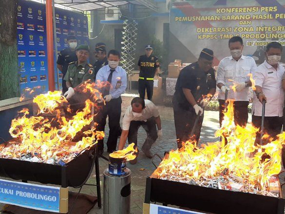 Bea Cukai Probolinggo Musnahkan Jutaan Rokok Ilegal, Miras, dan Vape