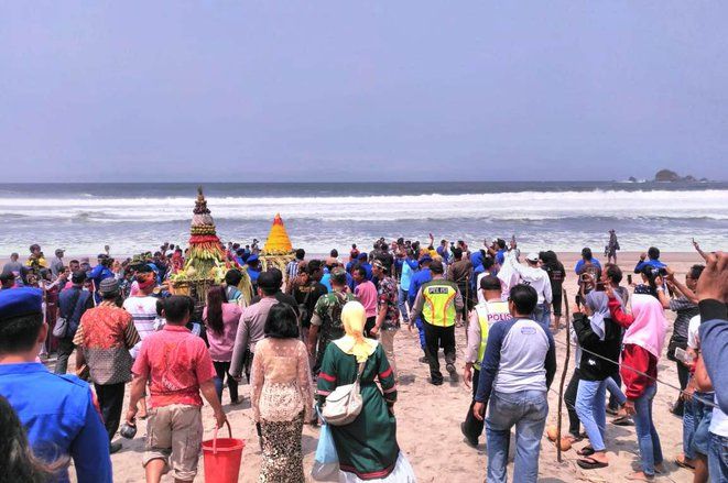 Petik Laut, Nelayan Pantai Jolosutro Blitar Larung Sesaji Hasil Bumi