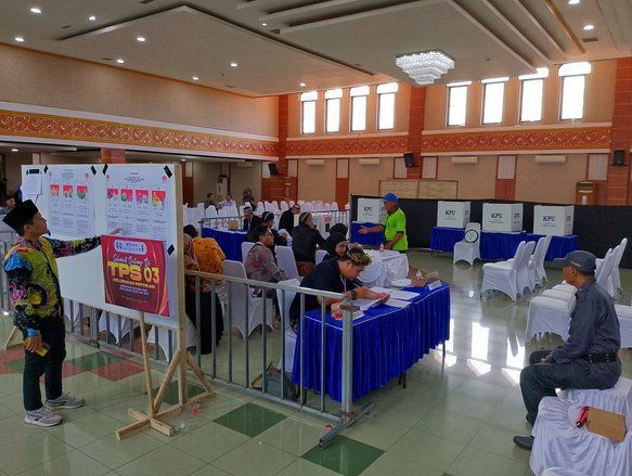 KPU Kabupaten Probolinggo Gelar Simulasi Antrean dan Penanganan Gangguan Keamanan di TPS&nbsp;